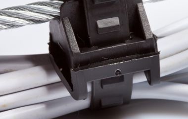 Как правильно выбрать тип оптического кабеля для воздушной прокладки: самонесущий vs с тросом