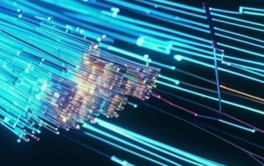 Как работает передача данных по оптоволокну: физические принципы и их практическое применение