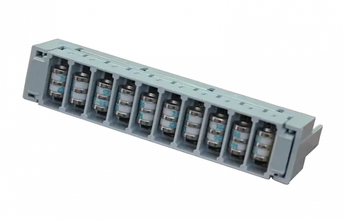 Магазин защиты МЗН (для плинта ПВТ) 10 - пар 2/10, оснащенный 3-х полюсными разрядниками (10шт.) и скобами заземления (2шт.)