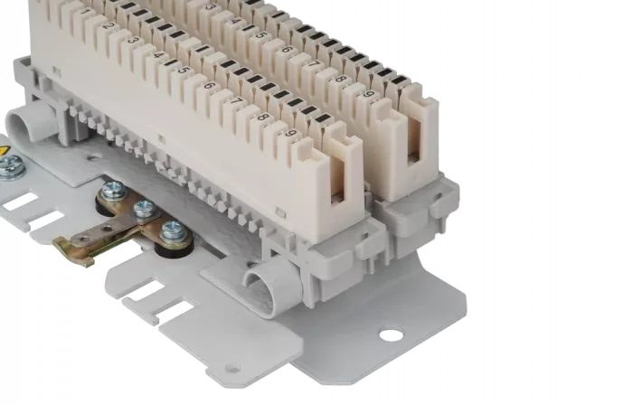 Коробка КРТМ-В/20-Р плинт ПВТ, замок, ключ универсальный ССД