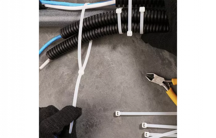 07-0500 Хомут-стяжка кабельная нейлоновая REXANT 500 x4,8 мм, белая, упаковка 100 шт.